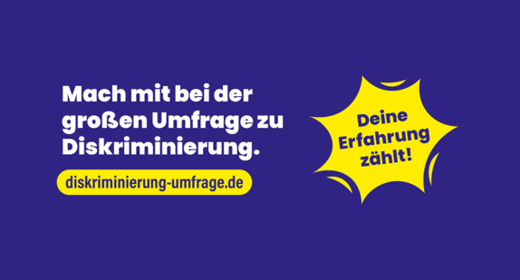 Schriftzug „Mach mit bei der großen Umfrage zu Diskriminierung. diskriminierung-umfrage.de“, daneben Schriftzug „Deine Erfahrung zählt!“